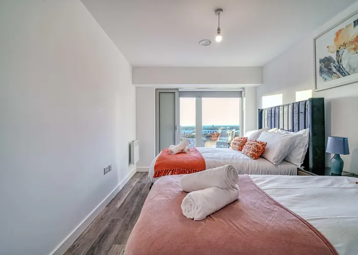 2-br Flat - & Town Centre View -1 Minute To Train & Tram Station - Sleeps 5 Apartment