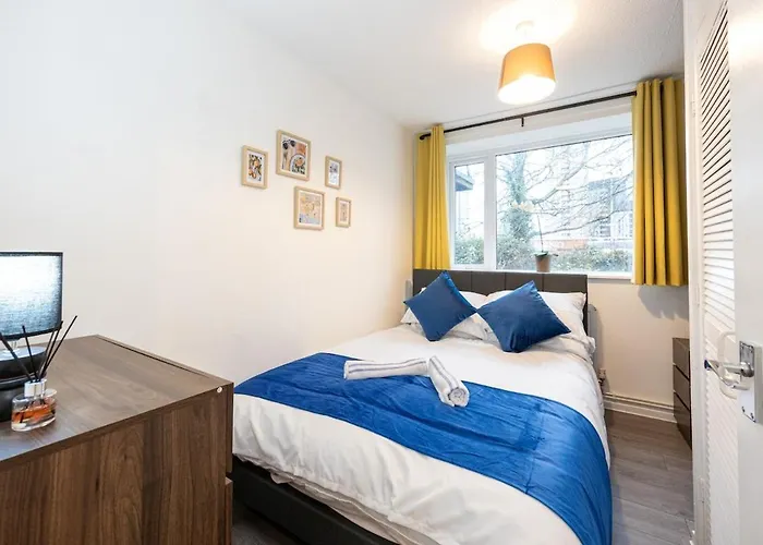 2 Bed Flat Centre - Sleeps 8 - Free Parking - Contractors & Long Offer - Wi-fi & Netflix - Workspace & Coffee *