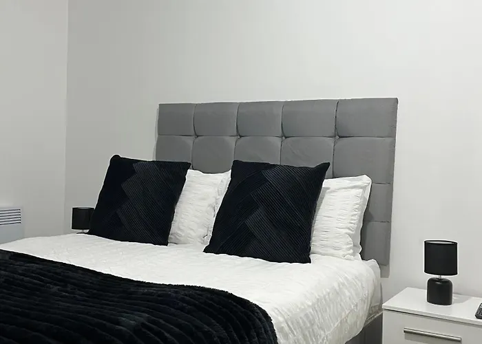 Balcony View Deluxe 2 Bed Ao Arena & Victoria Stn