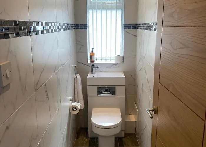 Spacious Apartment, Steps Away From Heaton Park Apartament *