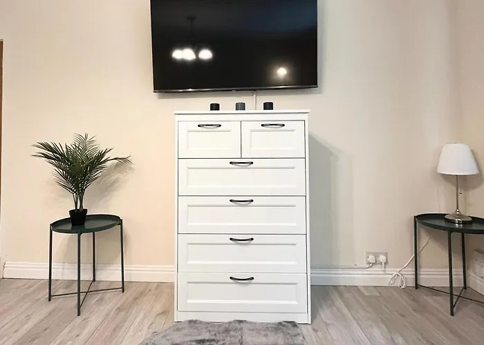 Spacious 2-bed Near Centre Appartamento