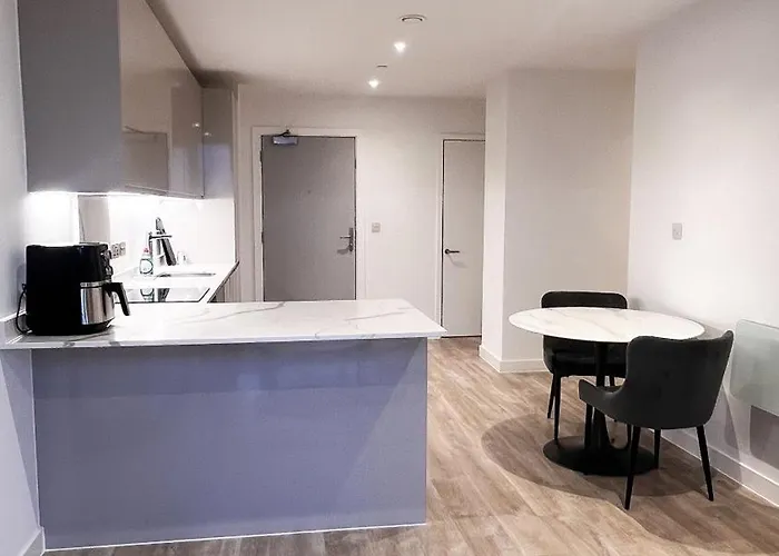 2bed 2bath Balcony Smart Tv 20mins To Airport Gym Apartmán *