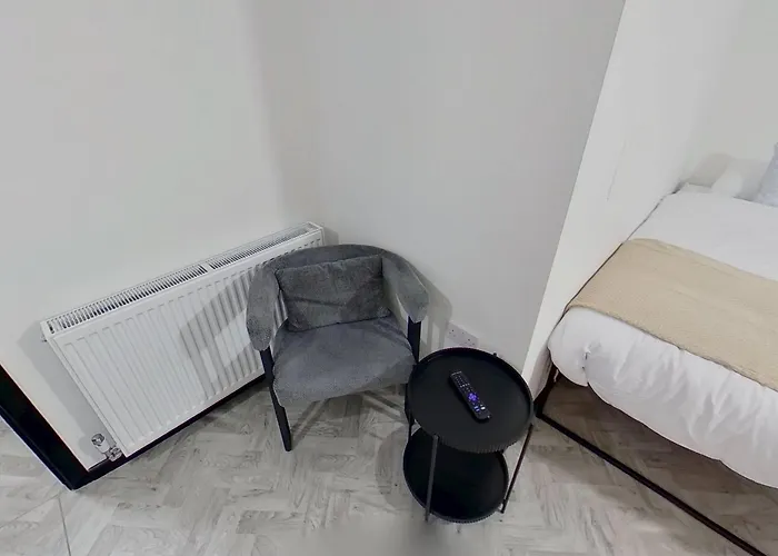 Stylish Modern Near Mediacityuk & Centre - Free Parking - Sleeps 2 Enjoy Apartment