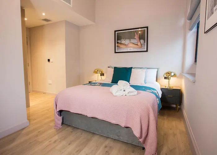 Spacious 3-bed Retreat - Modern & Super Lejlighed