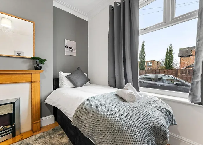 Comfortable 4 Bed - Free Parking & Fast Wifi Appartement *