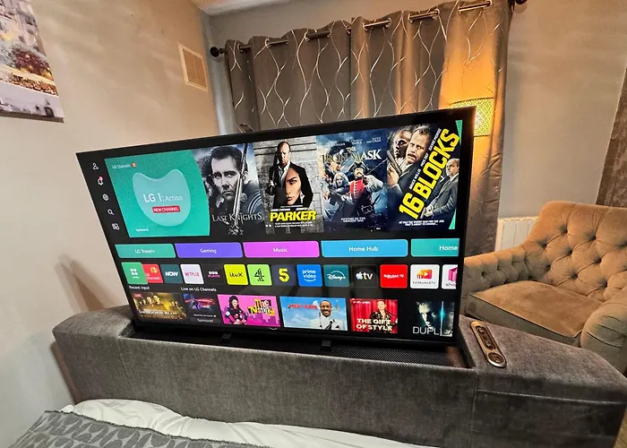 Luxury 2-bed Apartment,office With Built-in Tv King Bed, Private Entrance And Free Parking *