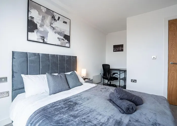 Elegant Modern One Bed Flat With Juliet Balcony *