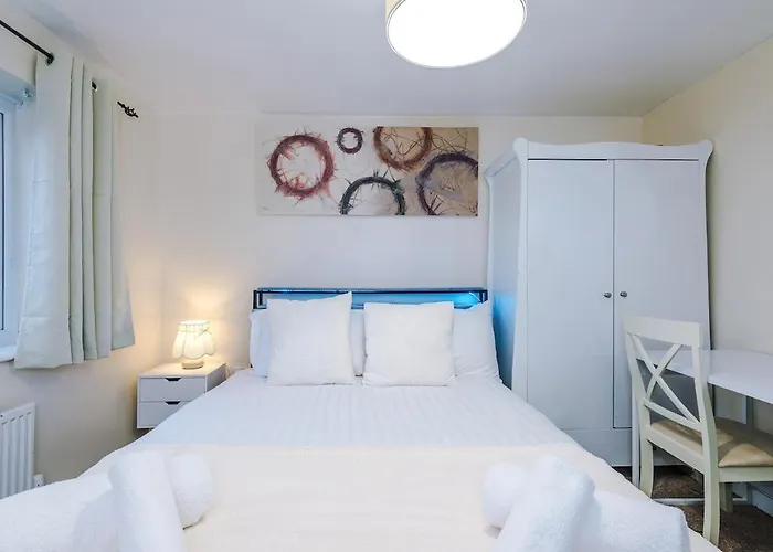 The Lawnswood - Stylish & Spacious Near Centre & Etihad - Ideal For Business Or Work - Presented By Parydise Apartment