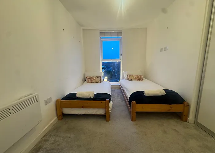 Ideally Located Didsbury Chorlton Gated Parking - Pass The Keys *