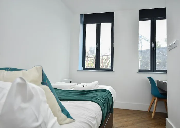 Convenient 2bed Flat W Security *