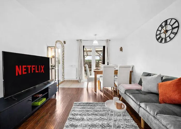 Spacious 3 Bed - Parking, Wi-fi & Garden アパート *