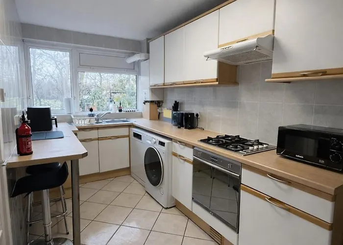 Cosy 2-bed Flat In The Heart Of Prestwich Village