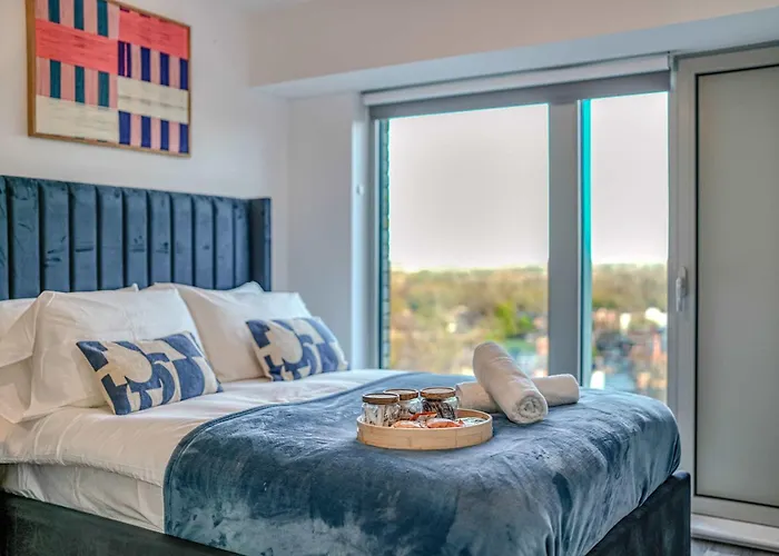 아파트 2-br Flat - & Town Centre View -1 Minute To Train & Tram Station - Sleeps 5