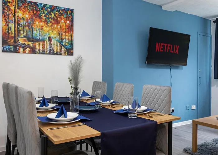 2 Bed Flat Centre - Sleeps 8 - Free Parking - Contractors & Long Offer - Wi-fi & Netflix - Workspace & Coffee Apartament