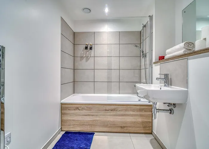 The Trafford Centre - City View - Close To Airport - Sleeps 6 * Манчестер