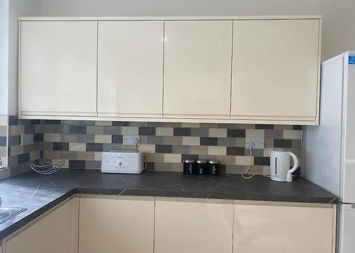 Daire Spacious Apartment, Steps Away From Heaton Park Manchester