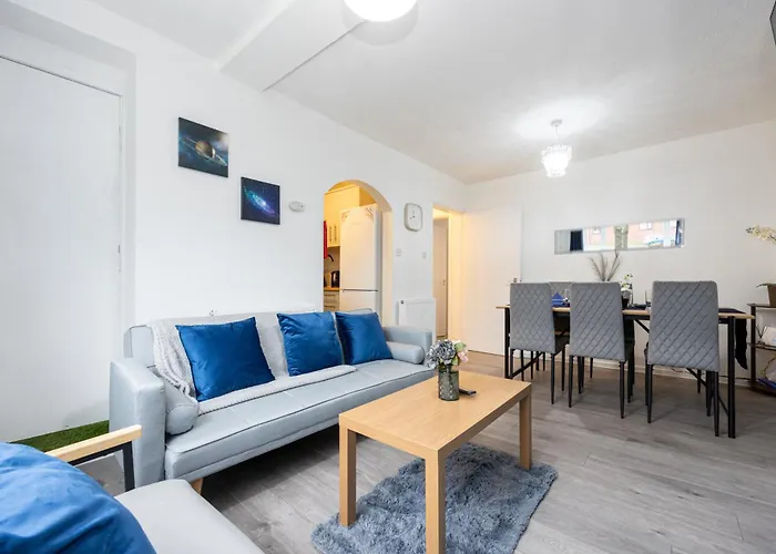 - Stylish Apartment, Prime Location, Centre, Mediacity, Etihad, Coop Live, Ao Arena, Salford Quays, Sleeps 8, Free Parking Manchester