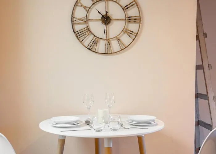 Oxford Road Haven: Modern 1-bedroom Escape Daire