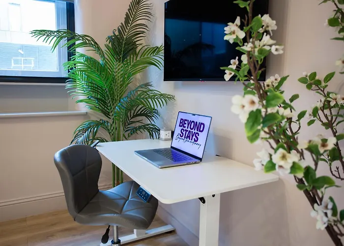 Spacious 3-bed Retreat - Modern & Super *