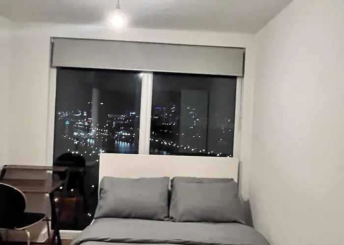 Elegant Trafford 2-bedroom Flat 아파트 *