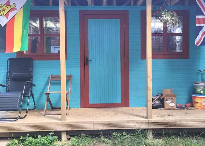 2-bed Sleeps 4 On-site Parking 아파트 *