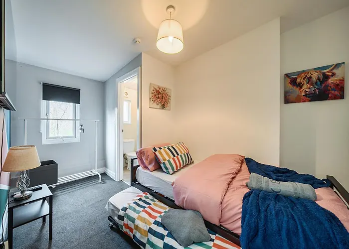 Six Bedroom Group Near Mediacityuk With Garden And Lockbox Check In