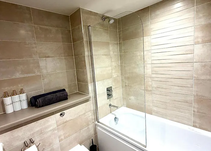 Lux High-rise Two Bed-balcony With Waterside View *