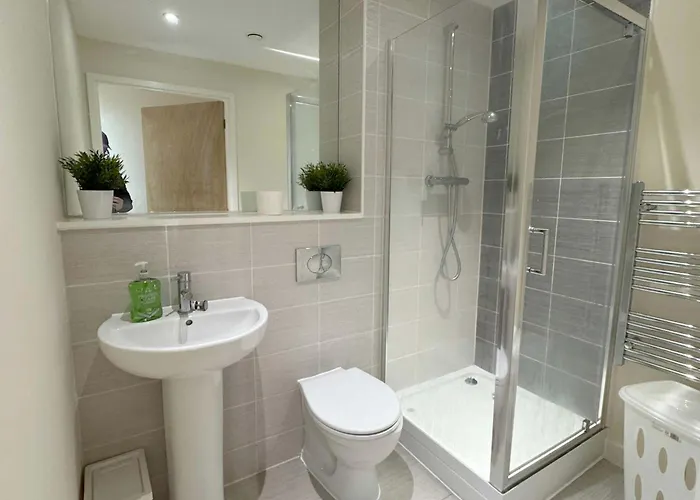 Modern 2-bed Living With Private Balcony