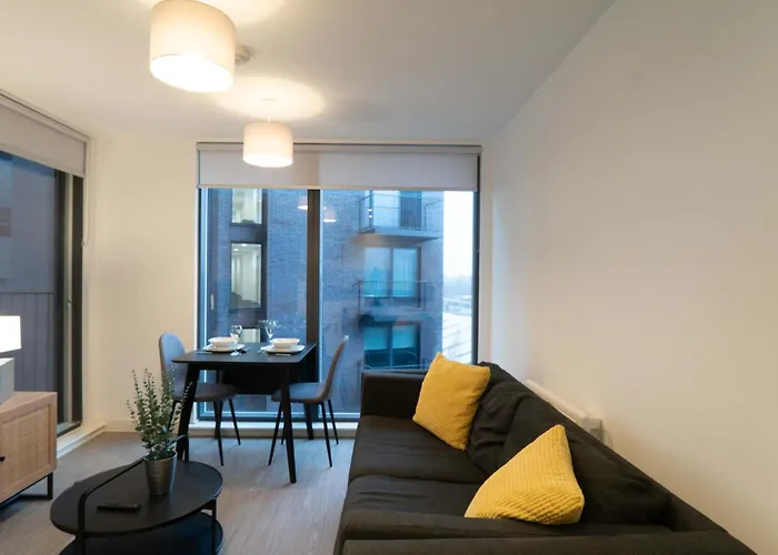 Bright 1 Bed In W Balcony