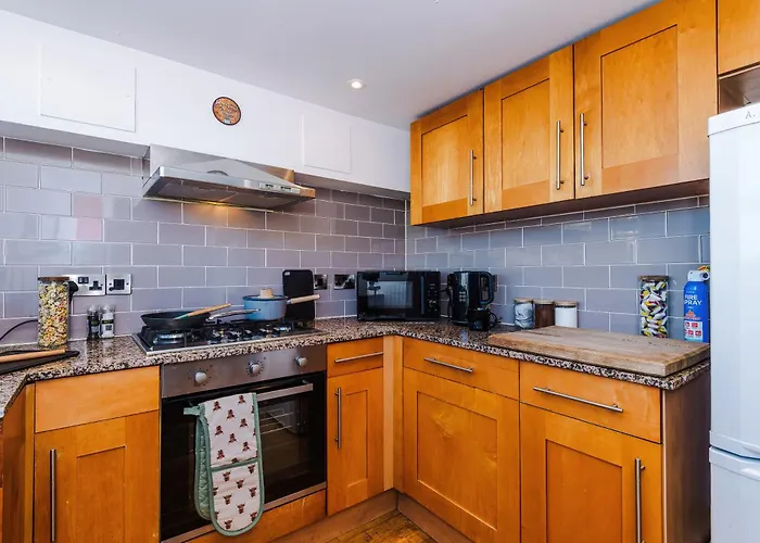 Modern 2br Flat For 4 Full Kitchen