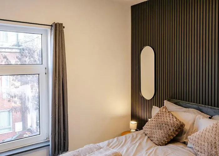 Tallis House, Near Centre, Sleeps 8 By Nmb Daire