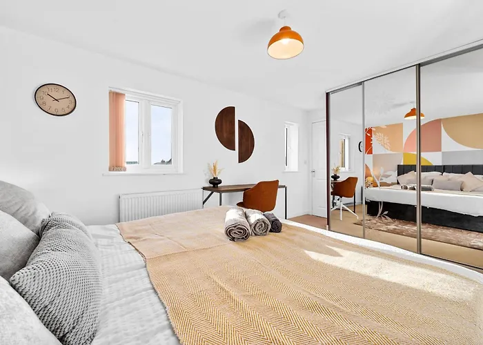 Apartment Spacious 3 Bed - Parking, Wi-fi & Garden