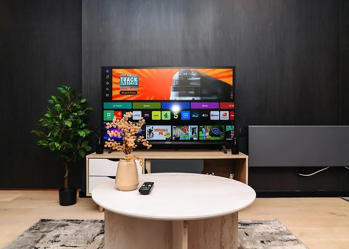 Апартаменты Stylish 2bed Balcony & View Centre *