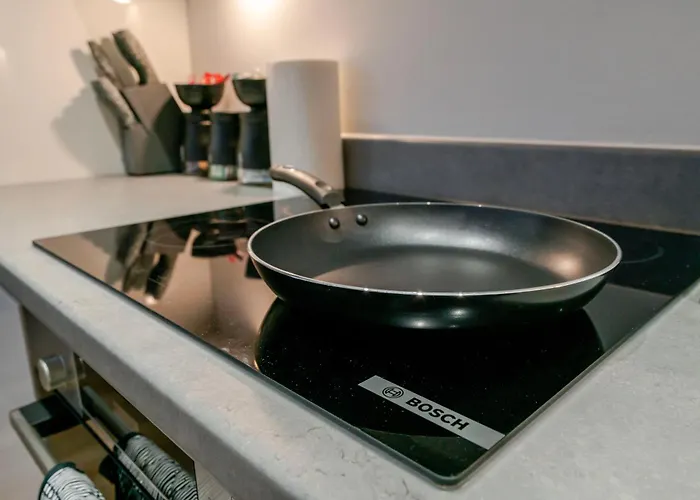 Modern 2-bed, 2-bath Near Old Trafford, Free Parking, Ideal For Contractors And Long *