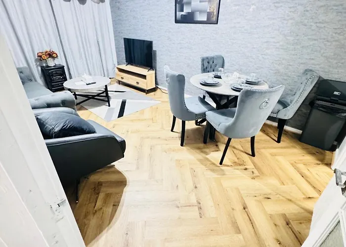 Luxury 2-bed Apartment,office With Built-in Tv King Bed, Private Entrance And Free Parking *