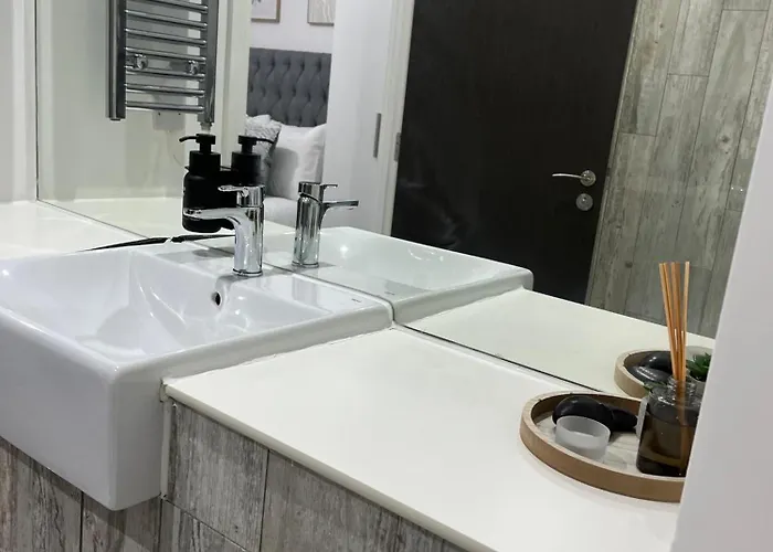 Balcony View Deluxe 2 Bed Ao Arena & Victoria Stn *