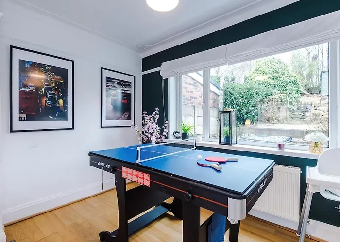 Apartman Stylish Home, Sleeps 7, Pool Table, Free Parking, Free Wi-fi, Full Kitchen, Perfect For Groups *