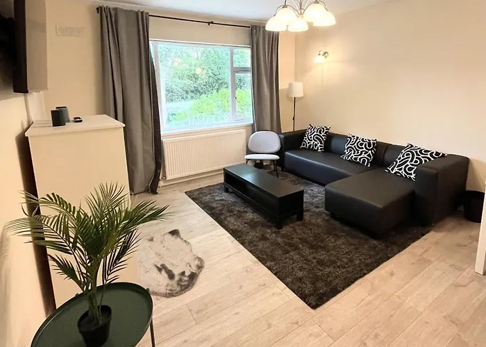 Spacious 2-bed Near Centre Daire *