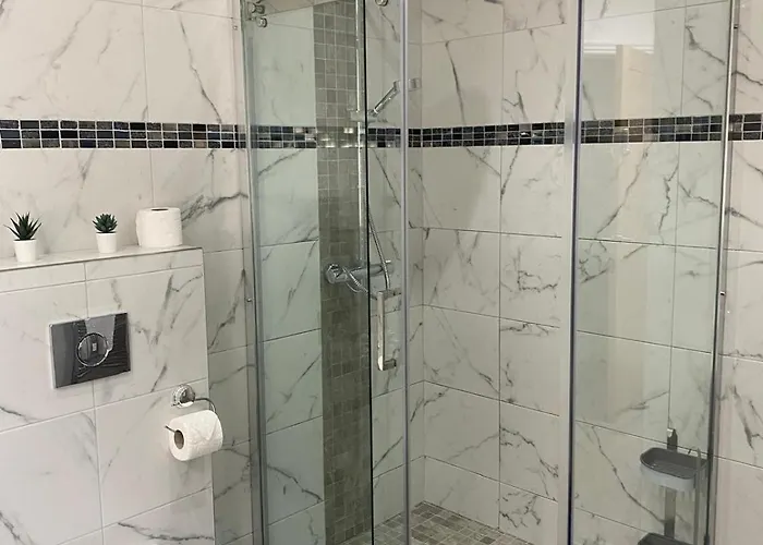 Spacious Apartment, Steps Away From Heaton Park