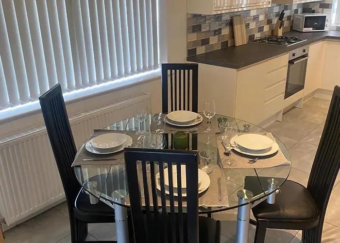 Spacious Apartment, Steps Away From Heaton Park Daire *