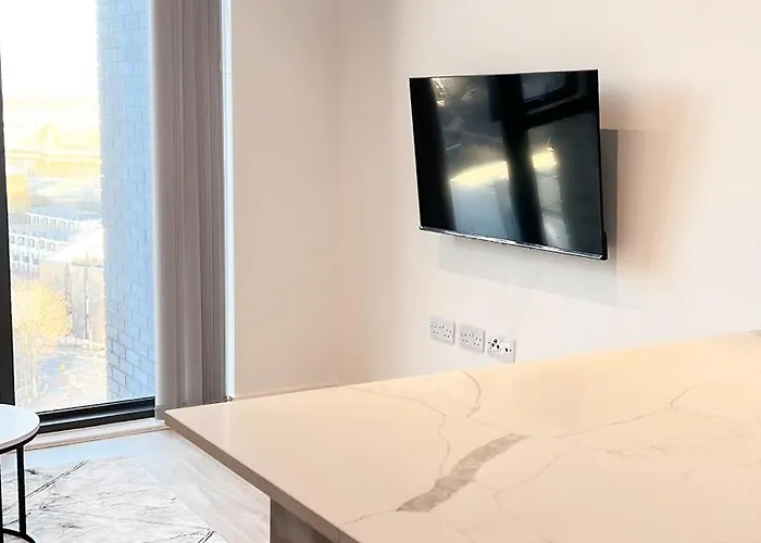 2bed 2bath Balcony Smart Tv 20mins To Airport Gym Apartmán