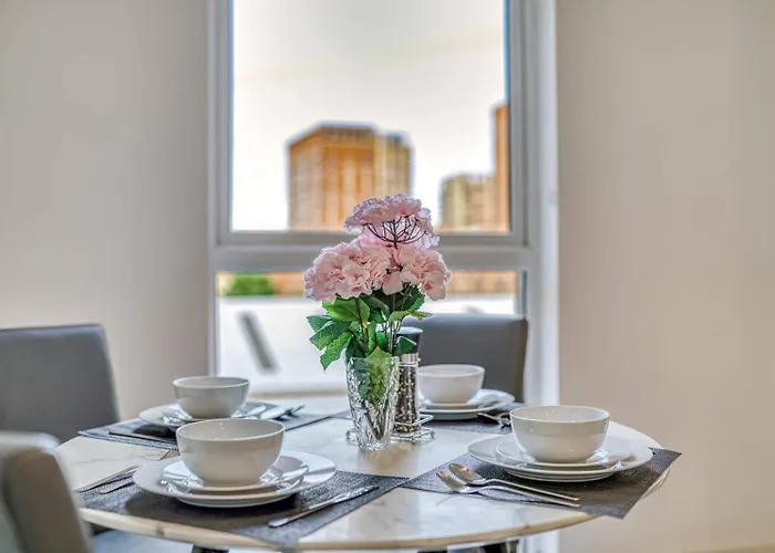 2-bed Modern Salford - Near Centre *