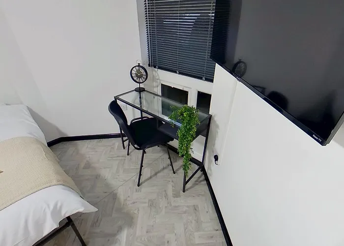 Stylish Modern Near Mediacityuk & Centre - Free Parking - Sleeps 2 Enjoy Apartment