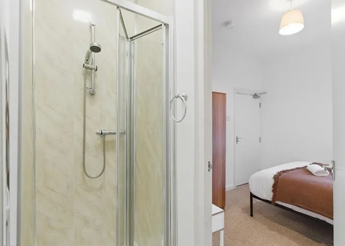 Spacious 4 Bedroom House With Pacman,darts, Netflix By Vista Short Lets Appartement Manchester