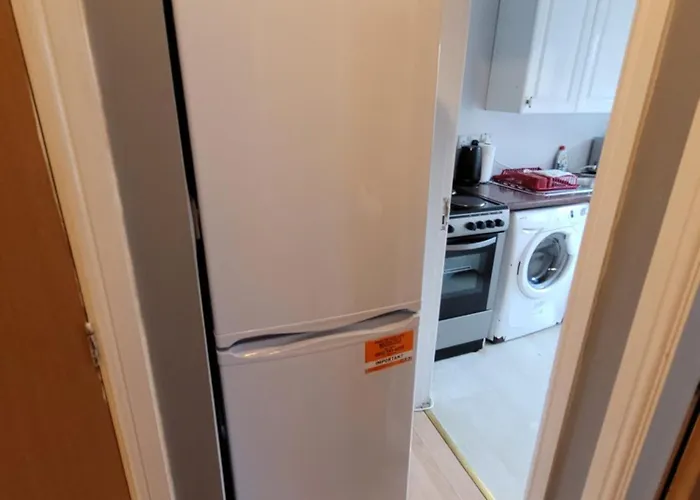 2-bed Sleeps 4 On-site Parking *