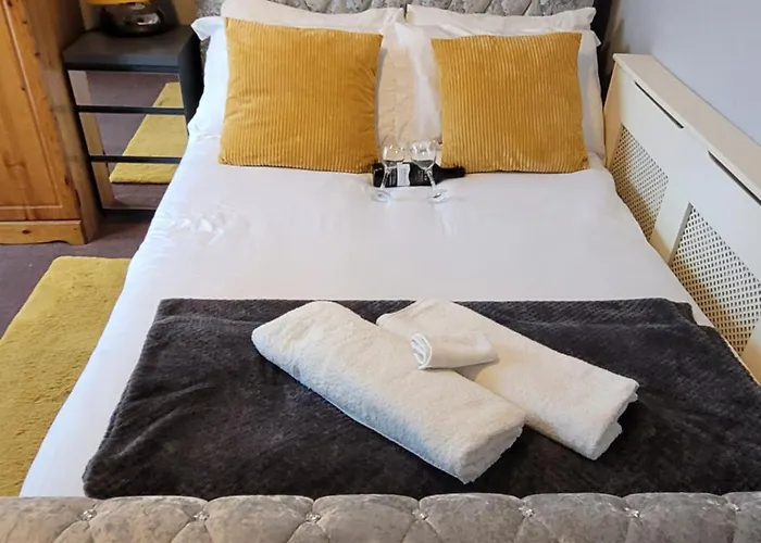 2-bed Sleeps 4 On-site Parking * Mánchester