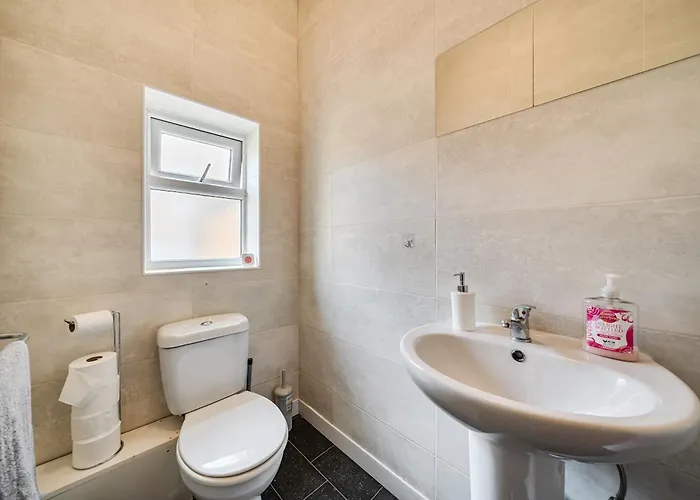 Six Bedroom Group Near Mediacityuk With Garden And Lockbox Check In 3* Manchester