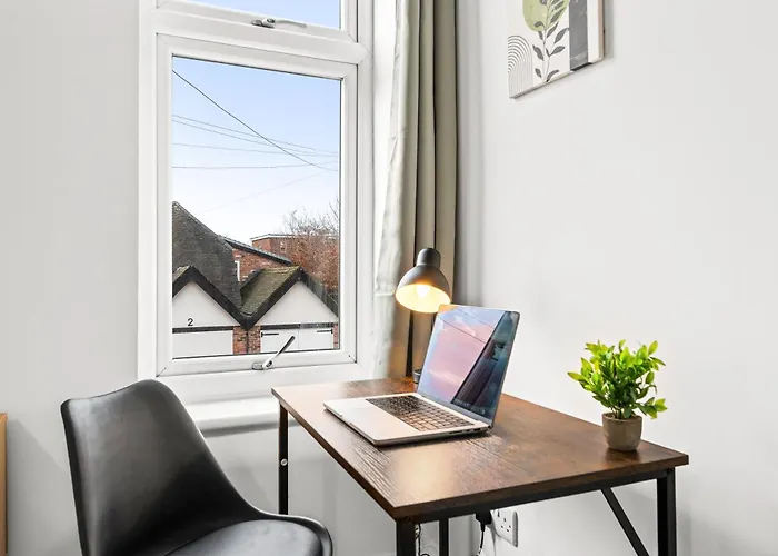 Comfortable 4 Bed - Free Parking & Fast Wifi 아파트