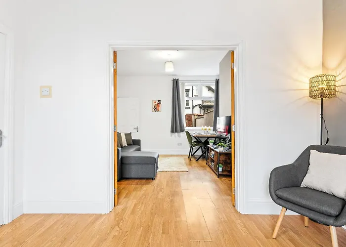 Comfortable 4 Bed - Free Parking & Fast Wifi