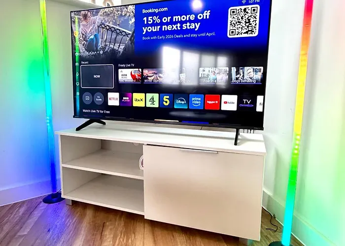 Lux High-rise Two Bed-balcony With Waterside View Manchester